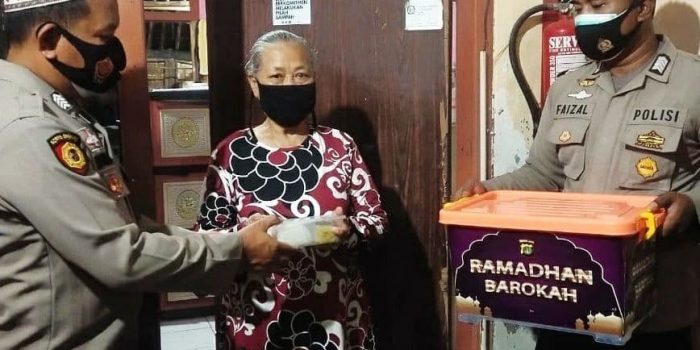 Polsek Kepulauan Seribu Utara Bagikan Makan Sahur Gratis Ke Warga