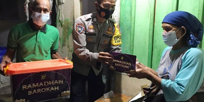 Polres Kep Seribu dan Jajaran Serentak Bagikan Makan Sahur Gratis Ke Warga