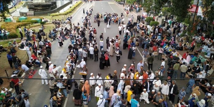 Polemik UU Ciptaker Puluhan Buruh Demo di Gedung MK