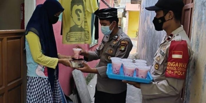 Polres Kep Seribu dan Jajaran Berbagi Takjil Buka Puasa Dalam Ramadhan Barokah