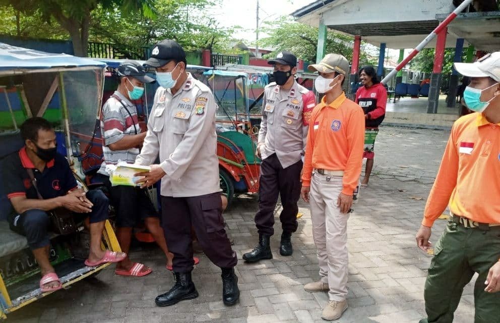 Polres Kep Seribu Bersama Tiga Pilar dan Polsek Jajaran Bagikan 2.000 Masker Medis Ke Warga