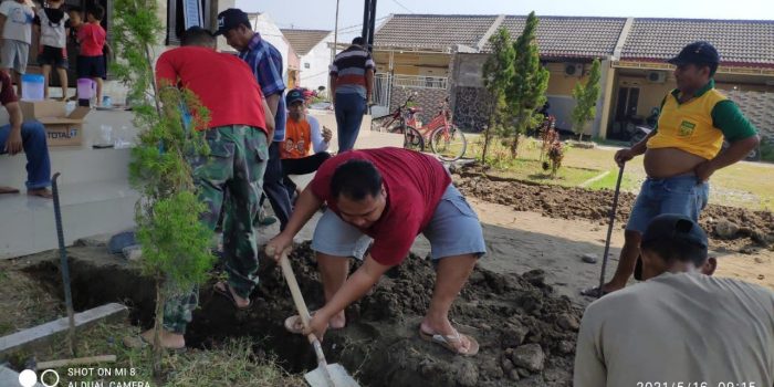 Warga Perum KD Asri , menyatukan misi dan visi lewat kebersamaan kerja bakti di masjid perum