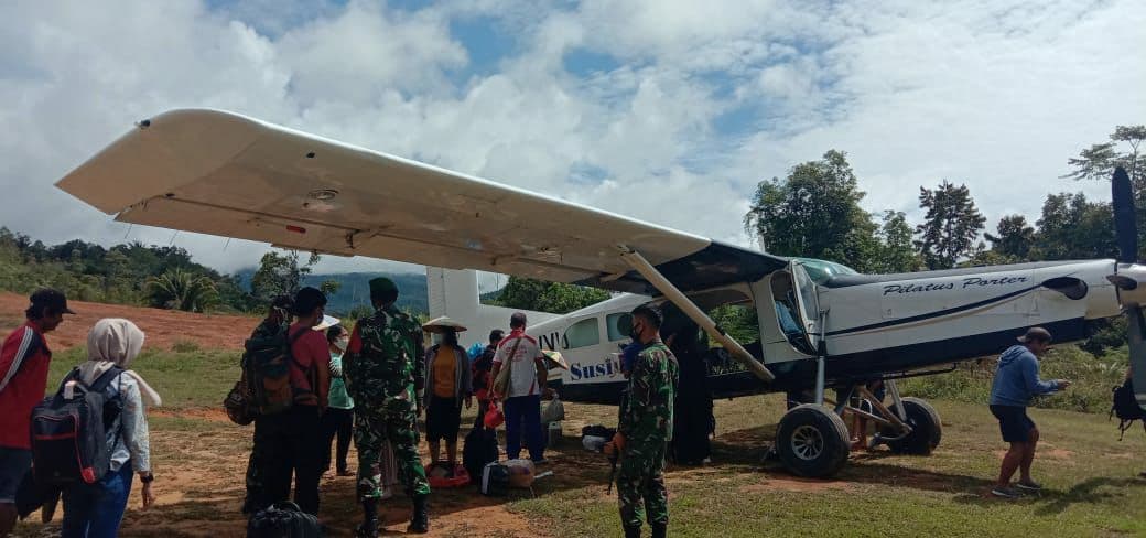 Satgas Yonif 614 Mencegah Keluar Masuknya Barang Ilegal di Bandara Perintis Data Dian