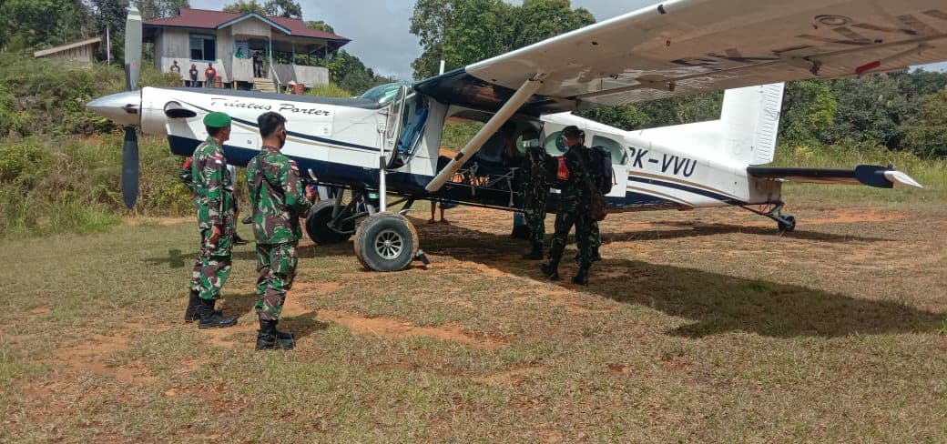 Satgas Yonif 614 Mencegah Keluar Masuknya Barang Ilegal di Bandara Perintis Data Dian