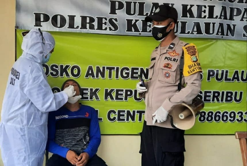 60 Warga Jalani Swab Antigen di Posko Antigen Polsek Kep Seribu Utara