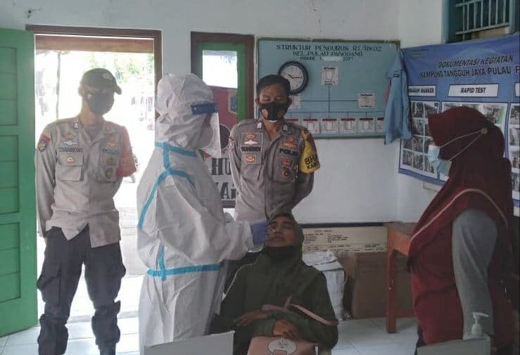 60 Warga Jalani Swab Antigen di Posko Antigen Polsek Kep Seribu Utara