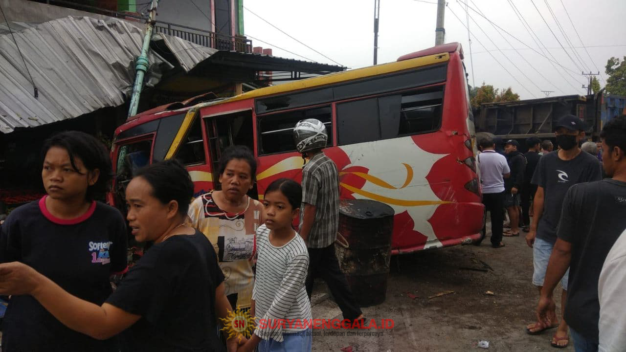 Kembali Insiden Diduga Rem Blong Terjadi Usai Melintas di Jalur Fly Over Kretek Paguyangan 