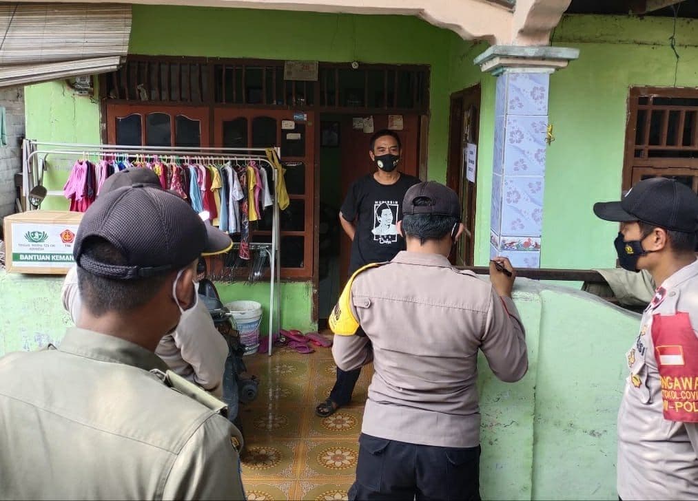 Beri Bantuan Vitamin dan Sembako, Polsek Kep Seribu Selatan Sambangi Warga Isolasi Mandiri di Pulau Tidung