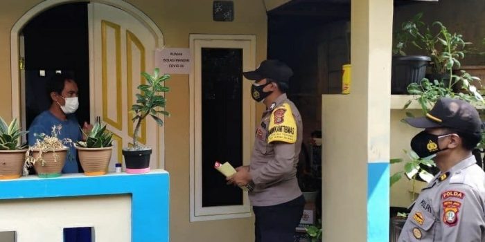 Beri Bantuan Vitamin dan Sembako, Polsek Kep Seribu Selatan Sambangi Warga Isolasi Mandiri di Pulau Tidung