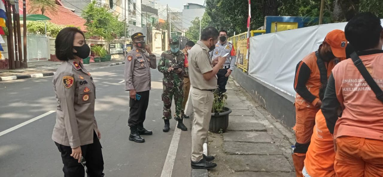 Polsek Tanjung Duren Bersama Tiga Pilar Tutup Taman Waduk Grogol Guna Mencegah Penyebaran Virus Covid-19