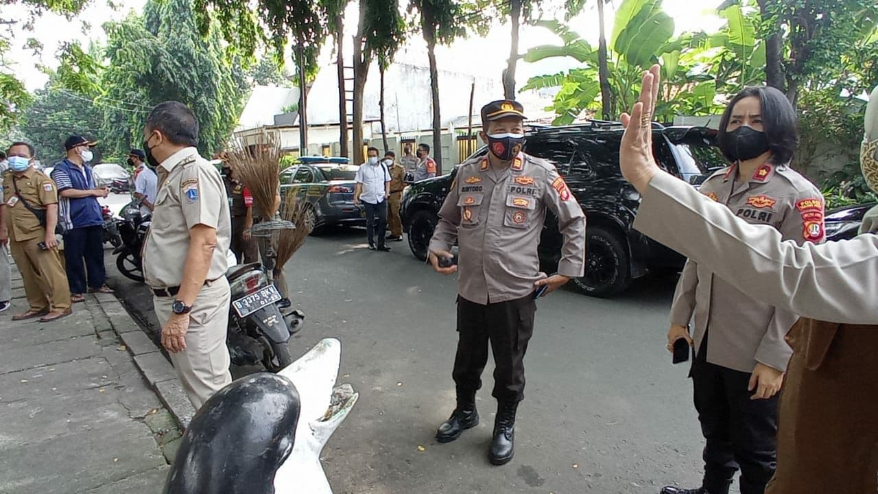 Polsek Tanjung Duren Bersama Tiga Pilar Tutup Taman Waduk Grogol Guna Mencegah Penyebaran Virus Covid-19