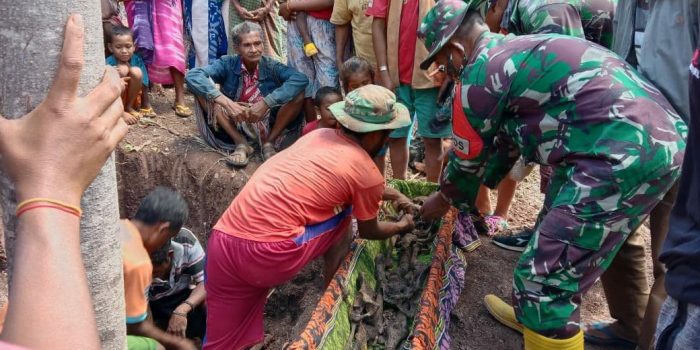 Satgas Yonarmed 6/3 Bersinergi Bantu Warga Pindahkan Pemakaman