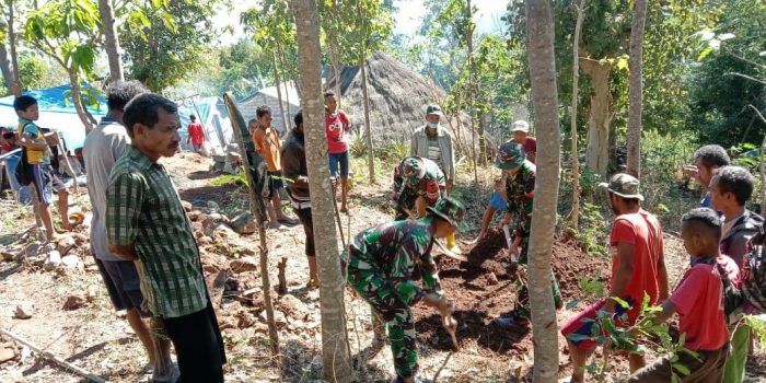 Satgas Yonarmed 6/3 Bersinergi Bantu Warga Pindahkan Pemakaman