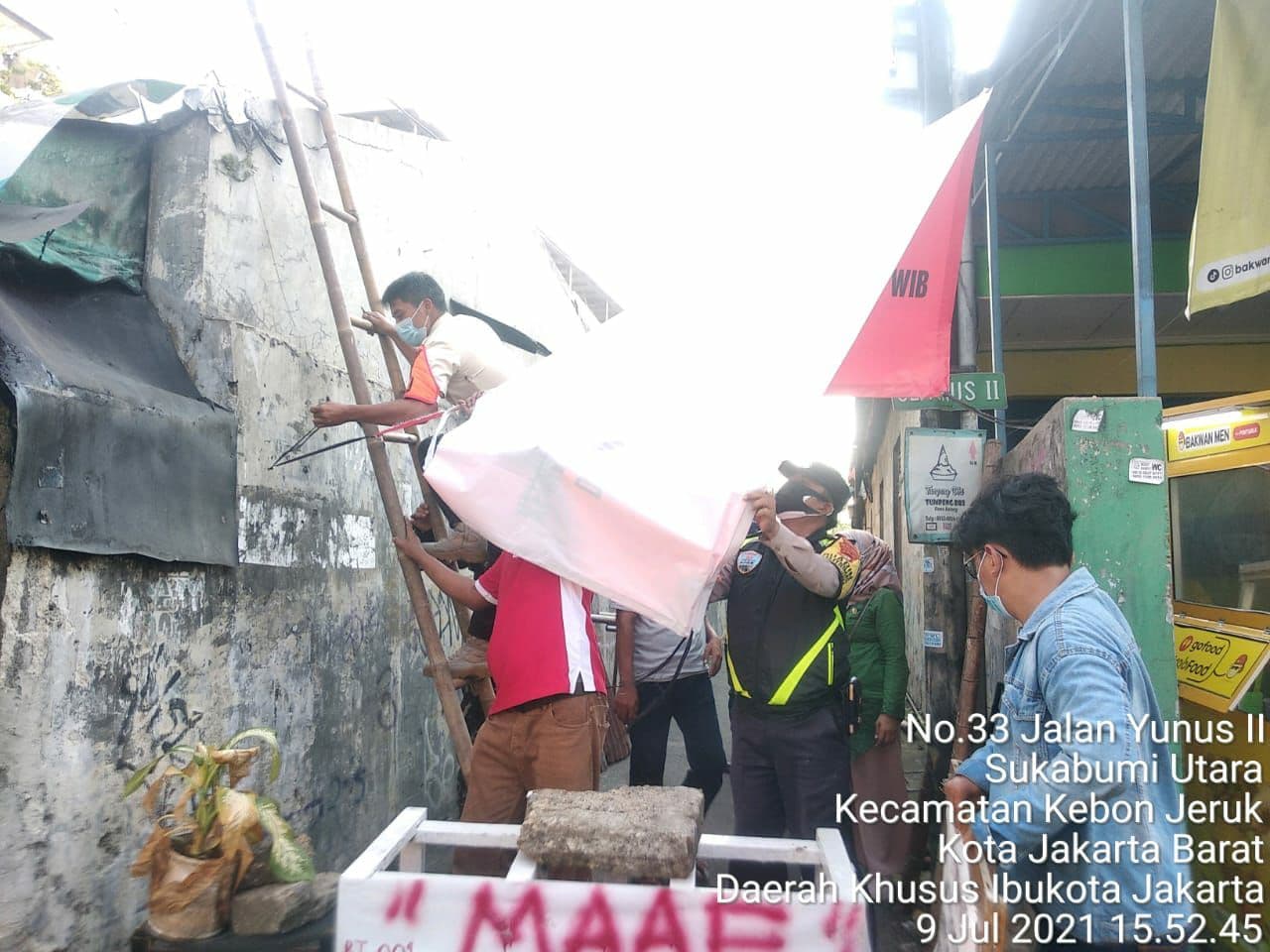 Polsek Kebon Jeruk Turunkan Atribut pembatasan Mikro lockdown, Berhasil Turunkan Zona Merah di Jl Yunus Sukabumi Utara