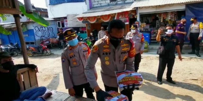 Polres Jakbar Salurkan Puluhan Ton Beras Bagi Warga Terdampak Covid-19