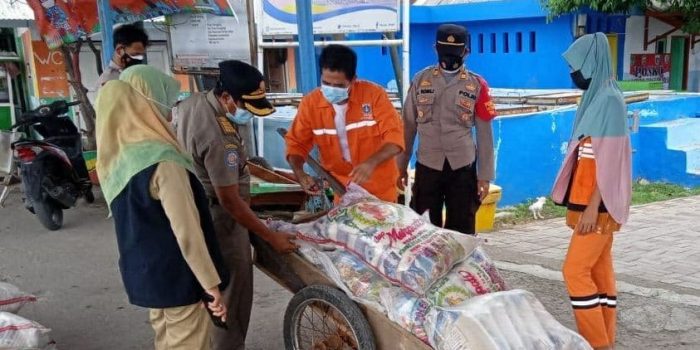 Polsek Kep Seribu Utara Beri Bansos ke 36 KK di Dua Pulau, Warga Terdampak Covid-19