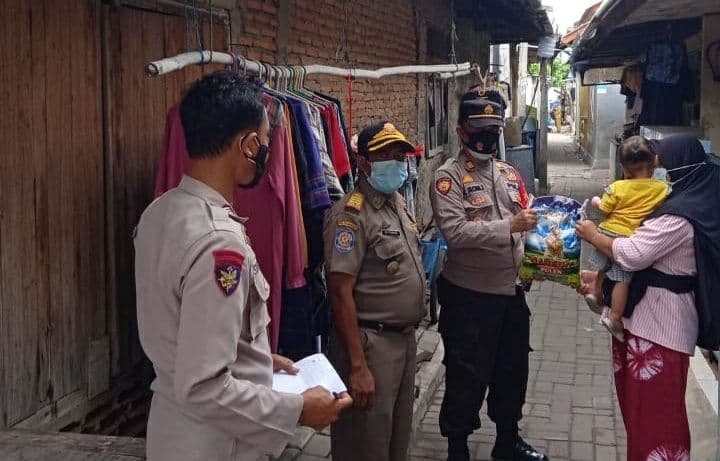 Polsek Kep Seribu Utara Beri Bansos ke 36 KK di Dua Pulau, Warga Terdampak Covid-19