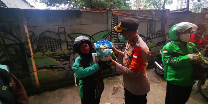 Polres Jakbar Bagikan Paket Sembako Kepada Driver Opang (ojek pangkalan) Maupun Ojek Online