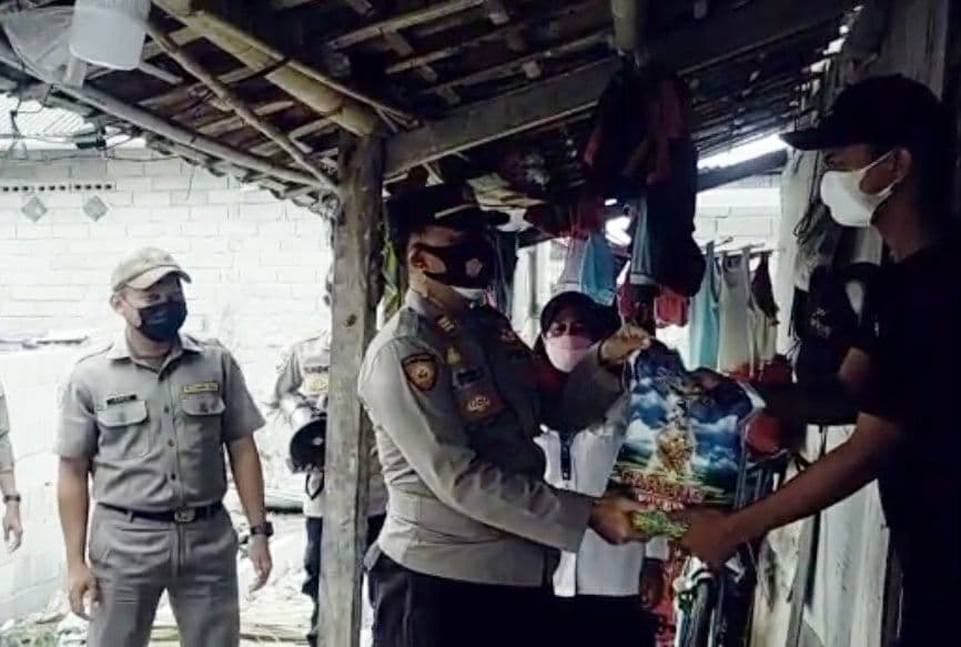 PPKM Darurat Kapolsek Kep Seribu Utara Bagikan Beras ke Warga di Slum Area Pulau Panggang dan Pulau Pramuka