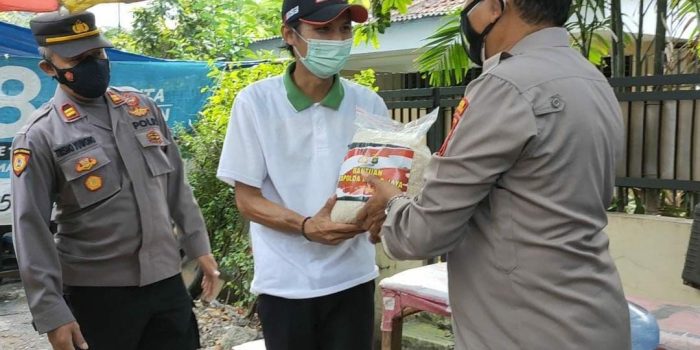 Polsek Tanjung Duren Berikan Paket Sembako Kepada Pedagang Terdampak Covid-19