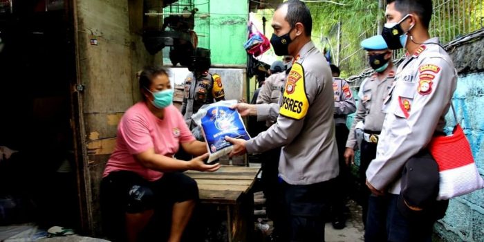 Kapolres Pelabuhan Tanjung Priok : Kami Mengedepankan Edukasi Dan Imbauan Bukan Hukuman, Saat Bagikan Sembako Kepada Warga