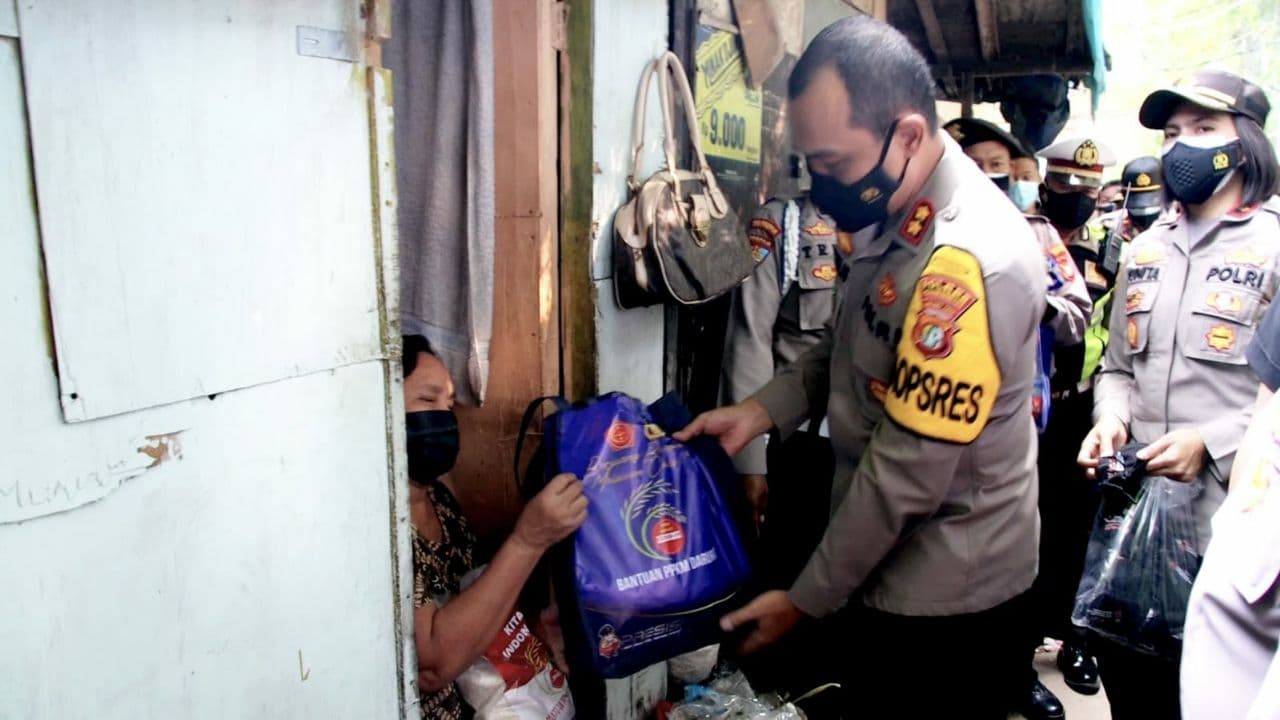 Kapolres Pelabuhan Tanjung Priok : Kami Mengedepankan Edukasi Dan Imbauan Bukan Hukuman, Saat Bagikan Sembako Kepada Warga