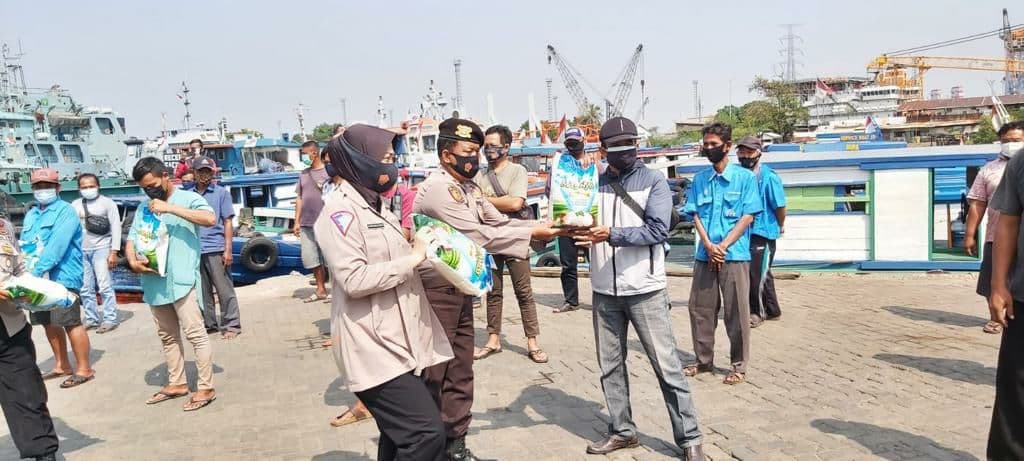 Terdampak PPKM Darurat, Polres Pelabuhan Tanjung Priok Bagikan Paket Sembako kepada Para Pekerja dan Pengemudi Truk