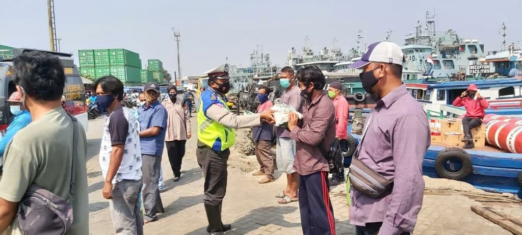 Terdampak PPKM Darurat, Polres Pelabuhan Tanjung Priok Bagikan Paket Sembako kepada Para Pekerja dan Pengemudi Truk