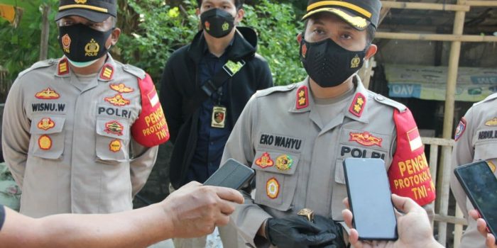 Kapolres Kep Seribu Serahkan Langsung Bansos di Slum Area Pulau Untung Jawa