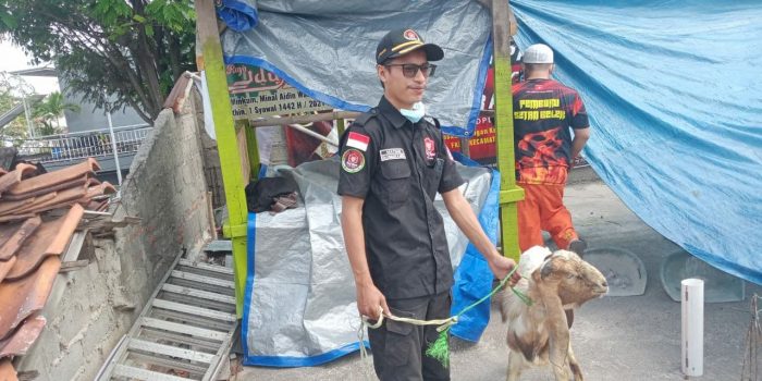 Kapolres Metro Jaktim Serahkan Hewan Qurban Ke Bang Japar Jaktim untuk di Potong dan Berikan ke Mustahiq yang Terdampak PPKM Darurat