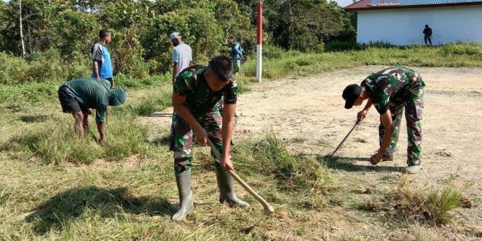 Satgas Pamtas Yonif 403/WP Sulap Padang Rumput Jadi Sarana Olahraga Masyarakat di Wilayah Perbatasan