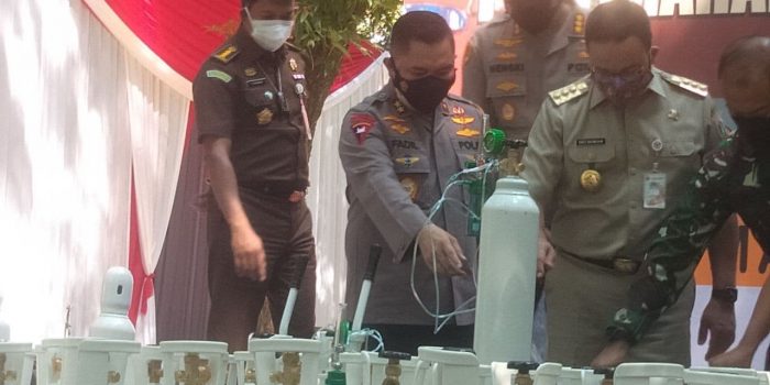 Kapolda Metro Jaya Serahkan 138 Tabung Gas Oksigen ke Fasilitas Pelayanan Kesehatan (Fasyankes)