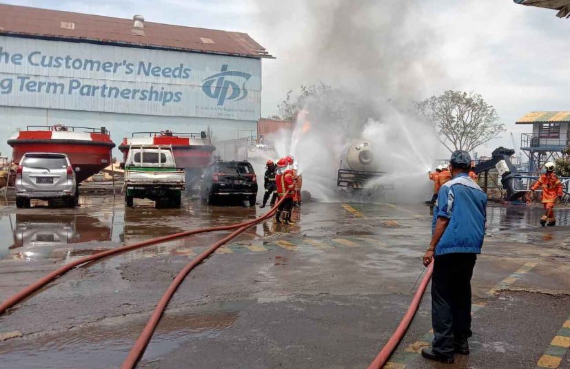 Truk Tangki LPG Terbakar di DPS Perak Surabaya 