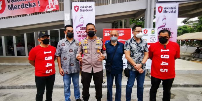 Ari Wibowo dan Reynold Surbakti Juga Komunitas Sepeda Fun Family Bike Sambangi Vaksinasi Merdeka di Kembangan