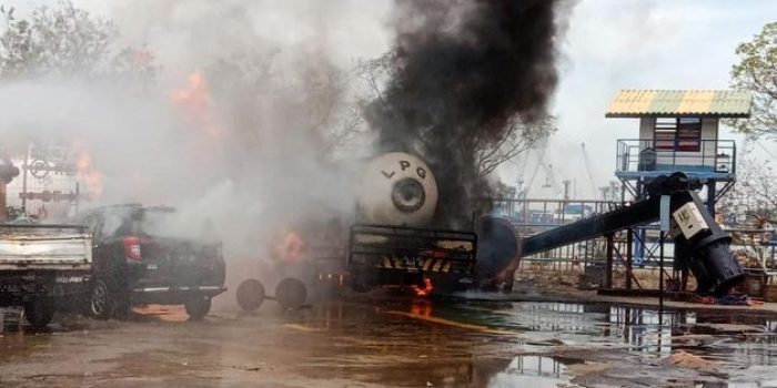 Truk Tangki LPG Terbakar di DPS Perak Surabaya