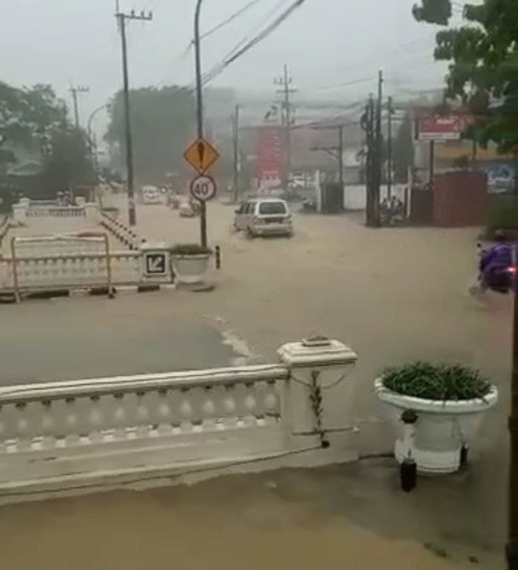 Beberapa Wilayah Surabaya Terendam Air, Saat Hujan Lebat