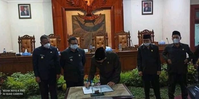 Rapat Paripurna Persetujuan Ranperda APBD Tahun Anggaran 2022 Ditetapkan Menjadi Perda