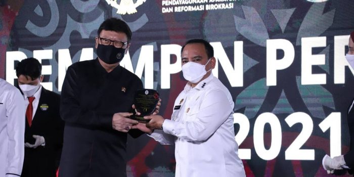 Kemenpan-RB Berikan Penghargaan Kepada Menkumham dan Satuan Kerjanya