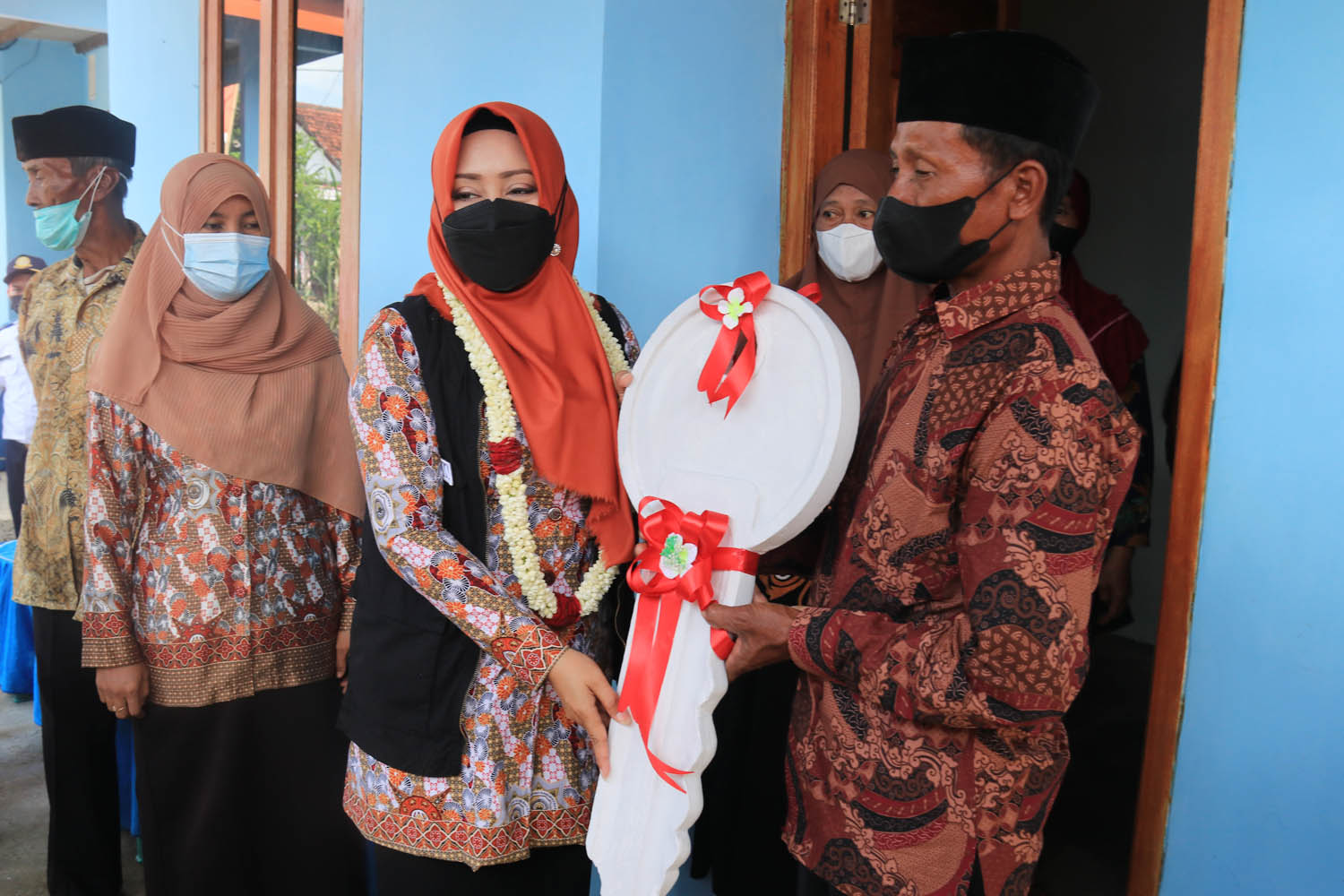 Bupati Mojokerto Serahkan Bansos Bedah Rumah di Dawarblandong