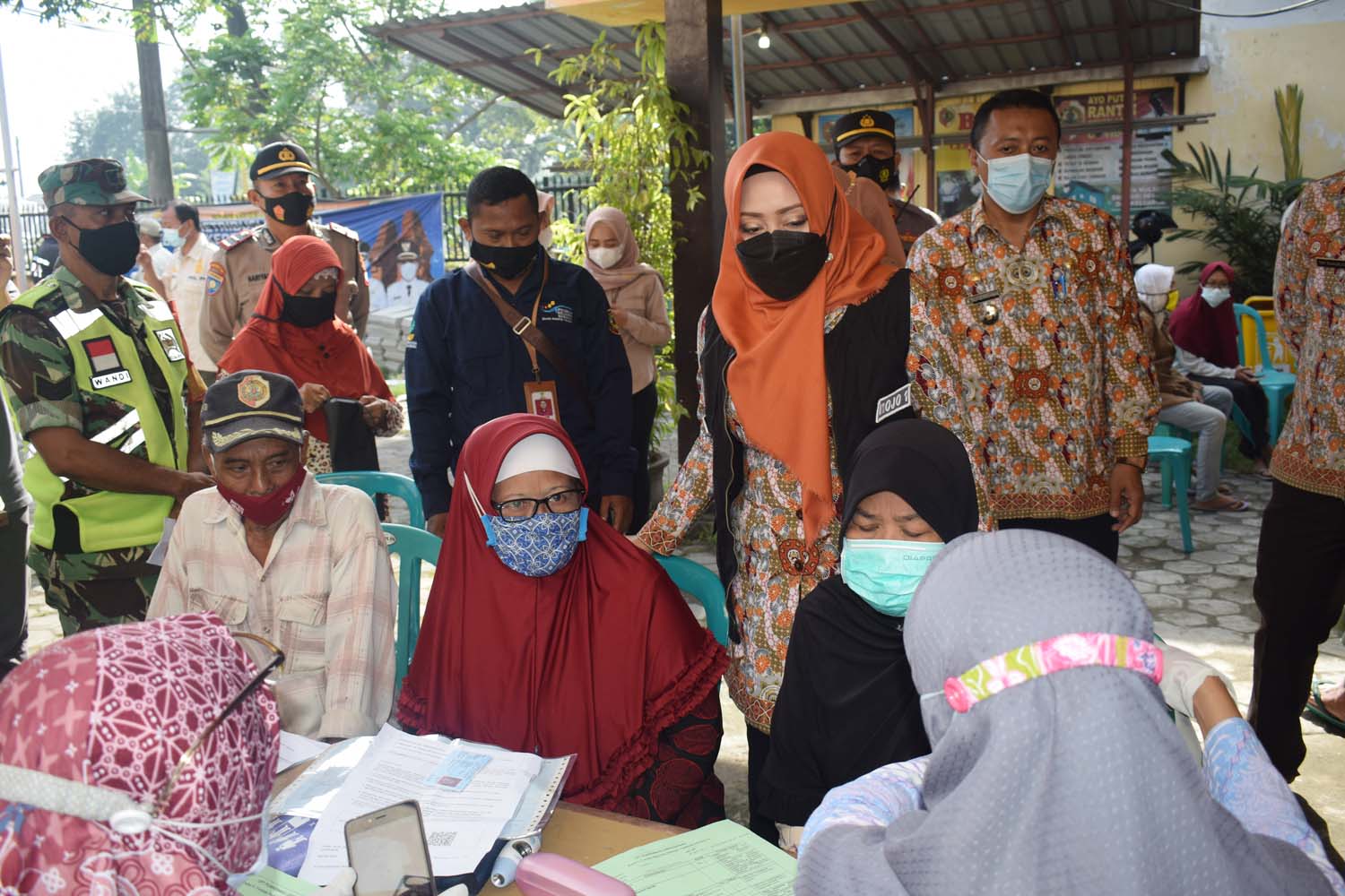 Gandeng PT. Pos Indonesia, Bupati Mojokerto Tinjau Penyaluran Bansos