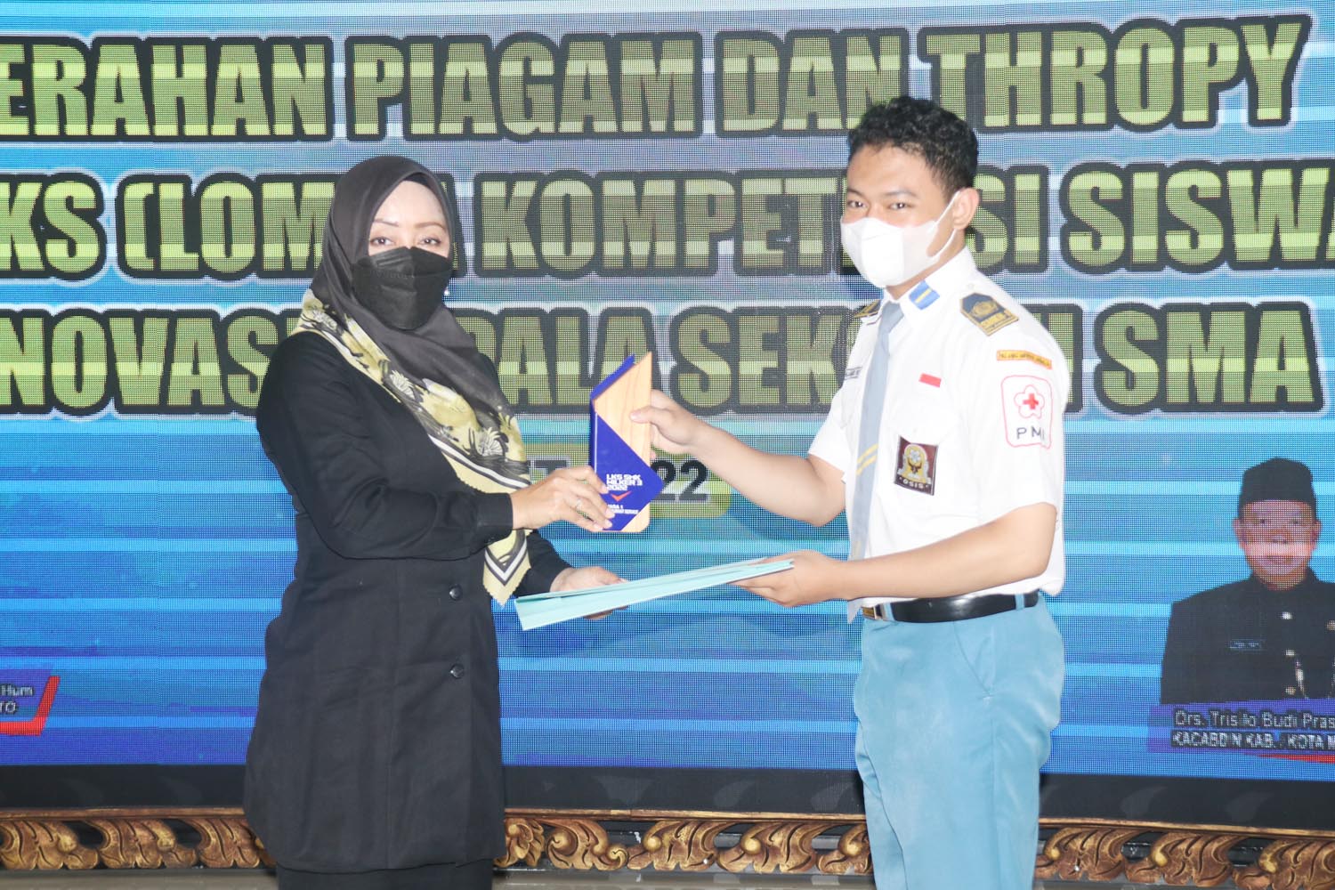 Bupati Mojokerto Serahkan Penghargaan Juara LKS SMK dan Inovasi Kepala SMA