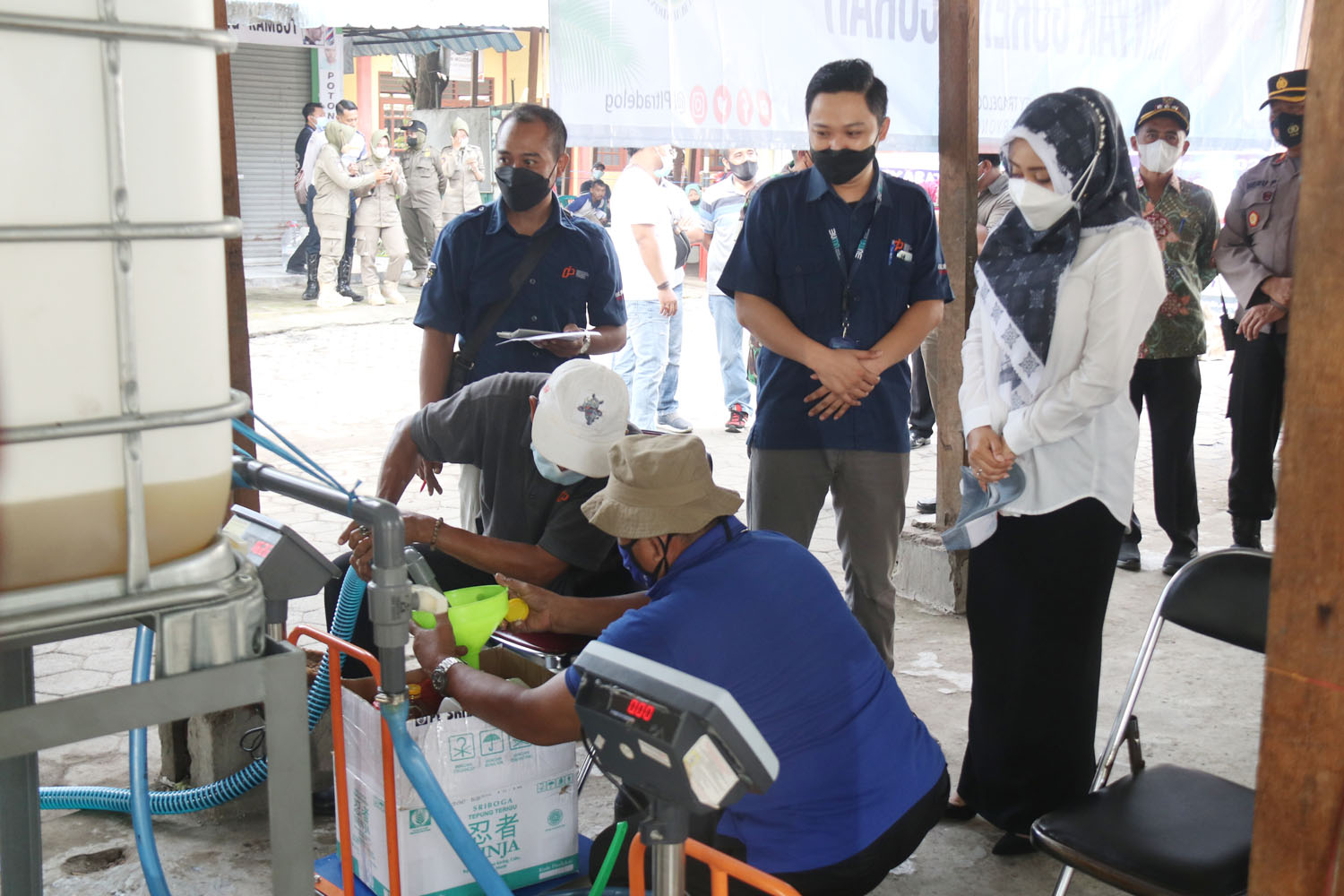 Bupati Mojokerto Tinjau Distribusi Ribuan Liter Migor Curah Untuk Pedagang Dan IKM