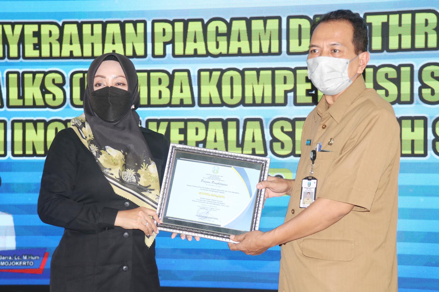 Bupati Mojokerto Serahkan Penghargaan Juara LKS SMK dan Inovasi Kepala SMA