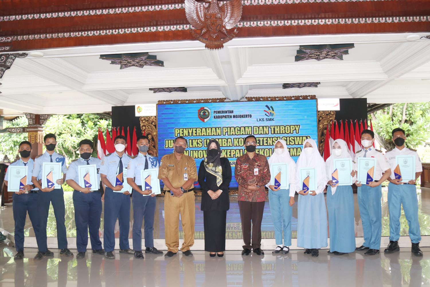 Bupati Mojokerto Serahkan Penghargaan Juara LKS SMK dan Inovasi Kepala SMA