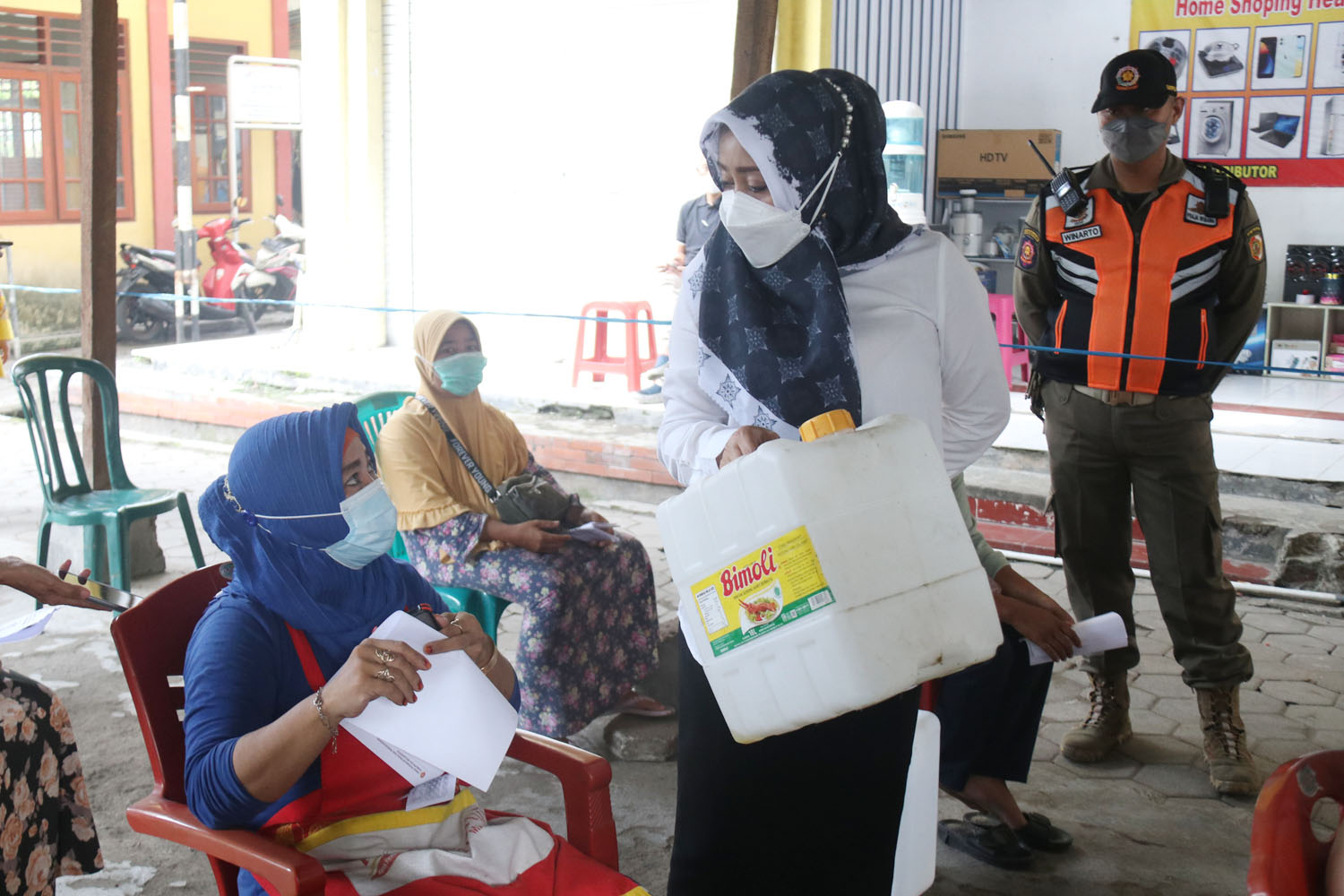 Bupati Mojokerto Tinjau Distribusi Ribuan Liter Migor Curah Untuk Pedagang Dan IKM