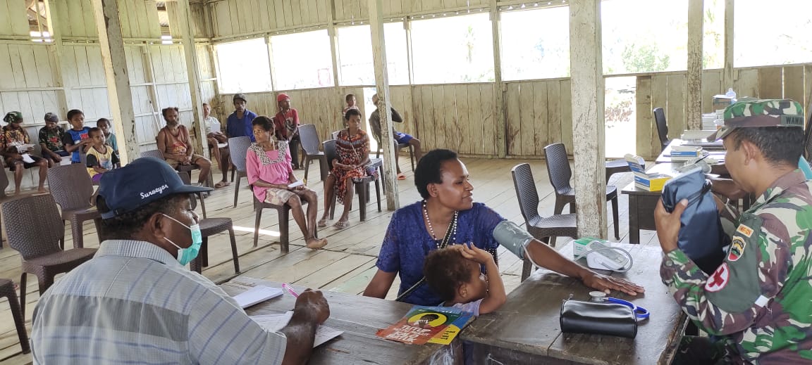 “Untuk Papua” Satgas Pamtas Yonif 126/KC Gelar Pengobatan Massal di Wilayah Perbatasan