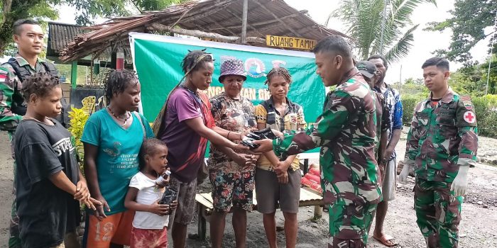 Bantu Atasi Keluhan Warga Perbatasan Papua, Satgas Yonif 126/KC Keliling Kampung Berikan Pengobatan Gratis