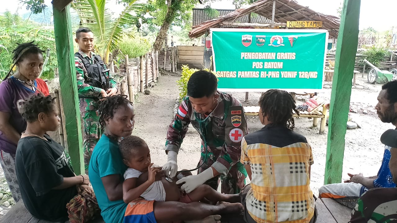 Bantu Atasi Keluhan Warga Perbatasan Papua, Satgas Yonif 126/KC Keliling Kampung Berikan Pengobatan Gratis