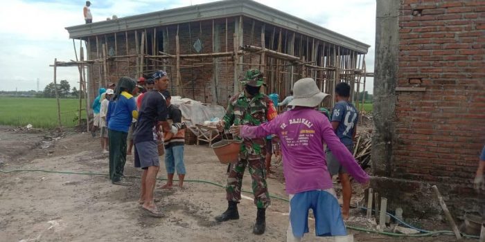 Babinsa Dan Warga Kompak Bangun Mushola Di Desa Binaan