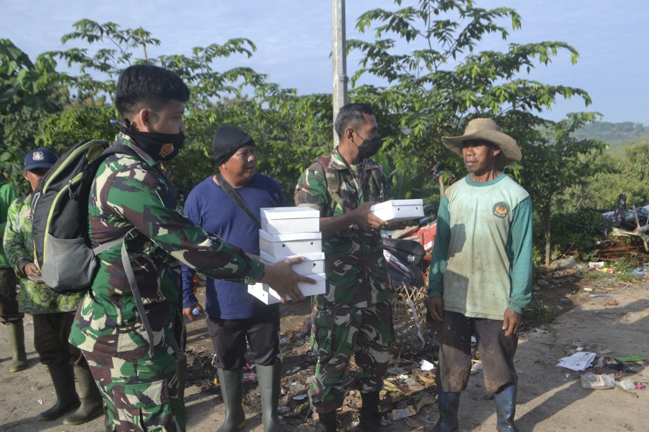 Jumat Berkah, Kodim Kendal Bagikan Makanan Untuk Pemulung